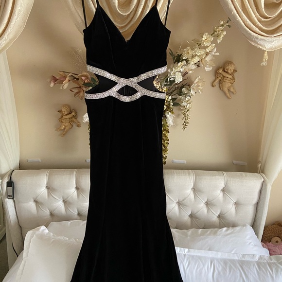 Formal dress - Picture 2 of 3